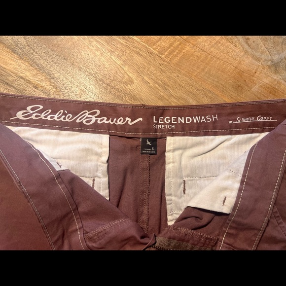 Eddie Bauer mauve khaki shorts slightly curvy - Picture 2 of 3